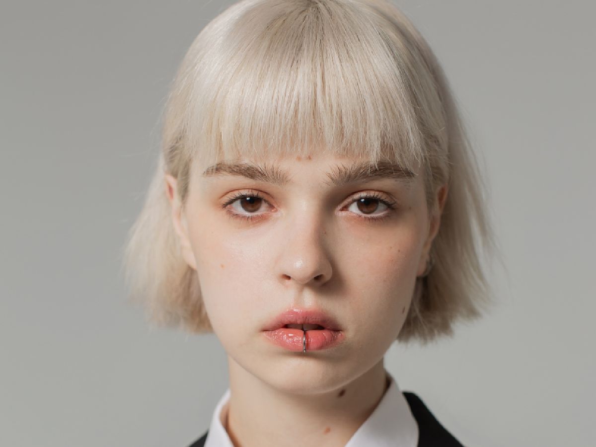 Los rostros alargados se acortan ópticamente con un flequillo recto