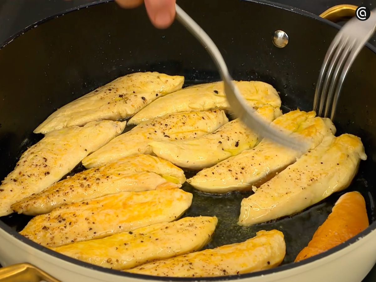 Sella los solomillos de pollo por ambos lados y reserva