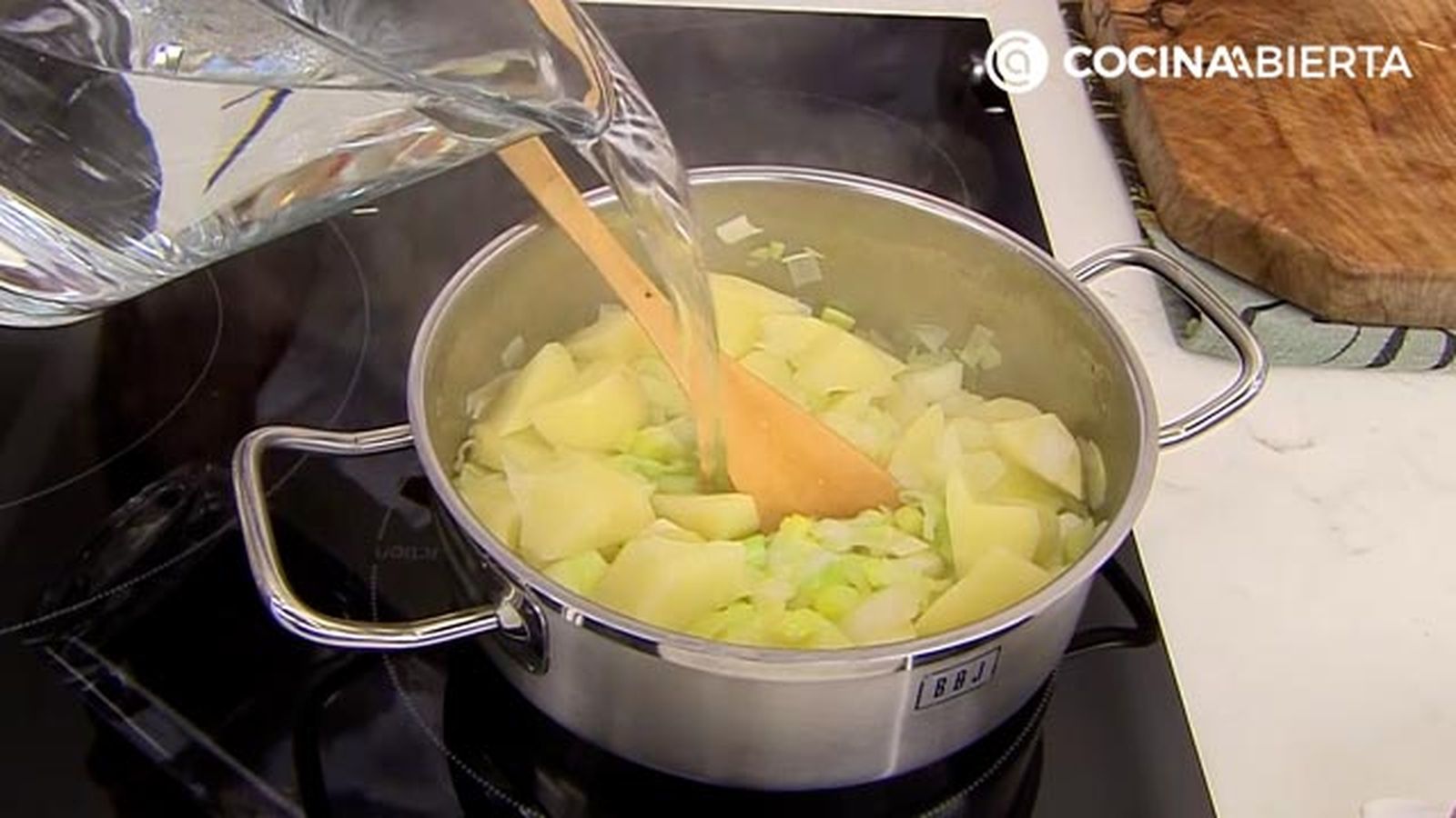 setas shitake al ajillo con crema de puerros y brotes receta karlos arguinano karl67620321 paso1 setas shitake al ajillo con crema de puerros y brotes receta karlos arguinano karl67620321 paso1