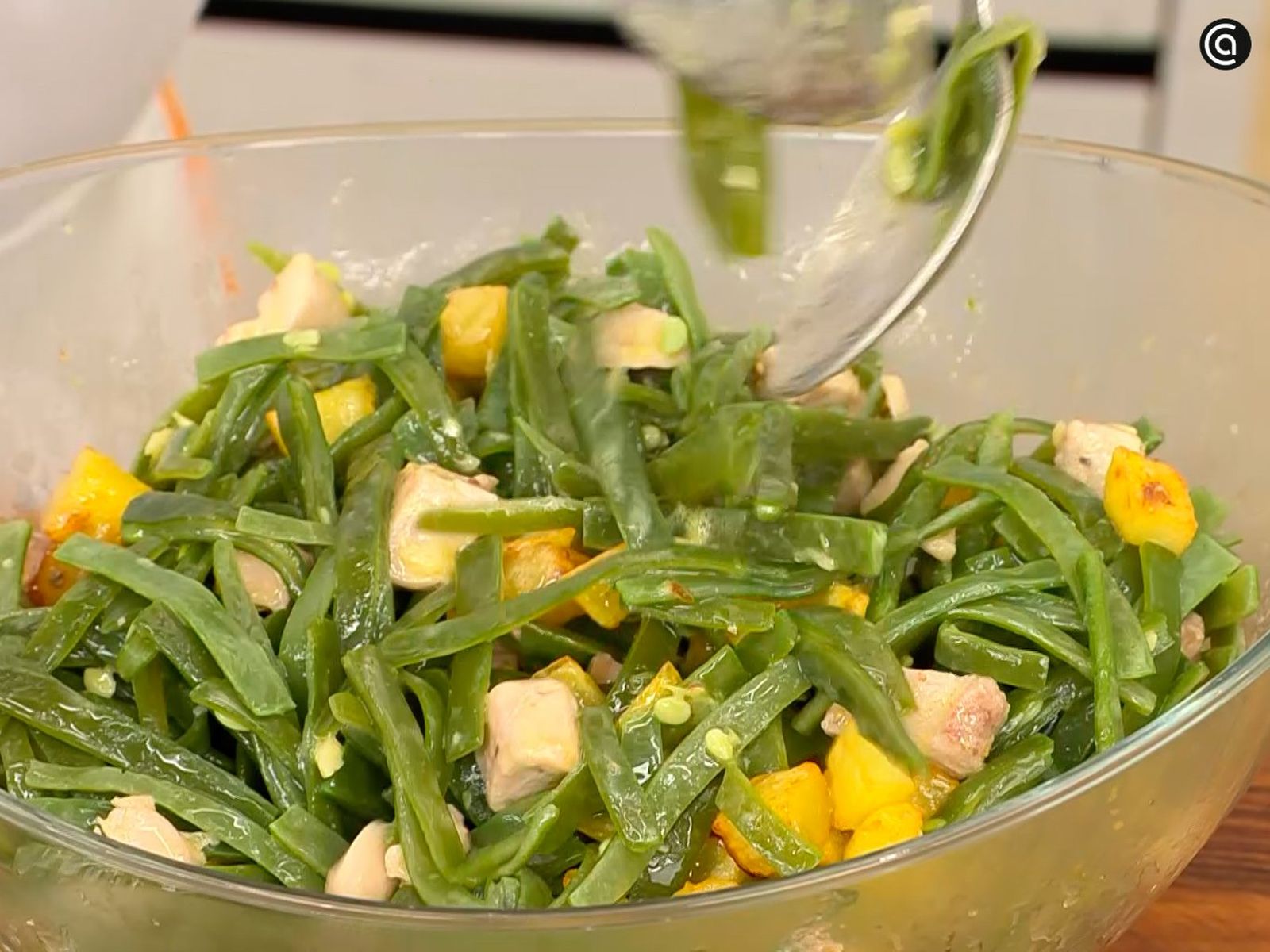 Mezcla todos los ingredientes en un bol y aliña la ensalada al gusto