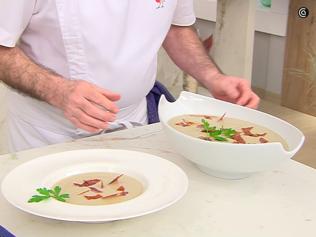 Sirve la crema de champiñones con las virutas de jamón