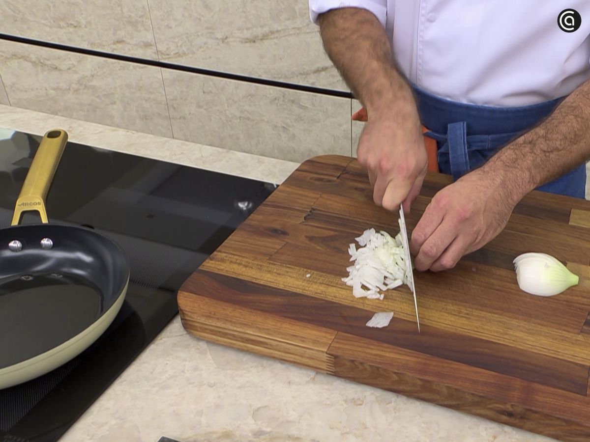Prepara el sofrito con cebolleta y ajo
