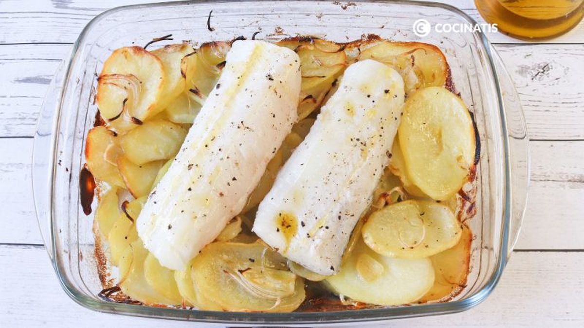 Merluza sobre patatas panaderas al horno