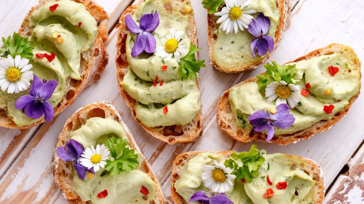 Tostadas con crema de aguacate y flores