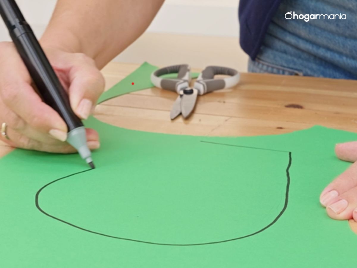 Trazamos en cartulina la plantilla con forma de pétalo.