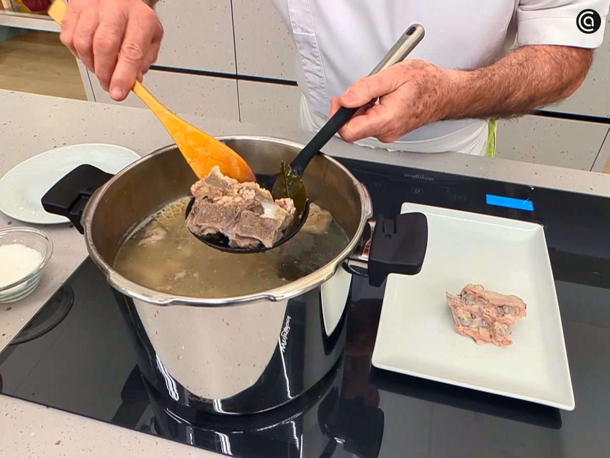 Retira el espinazo de la olla donde has guisado los callos de ternera