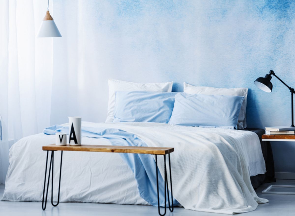 dormitorio pared pintada esponja azul