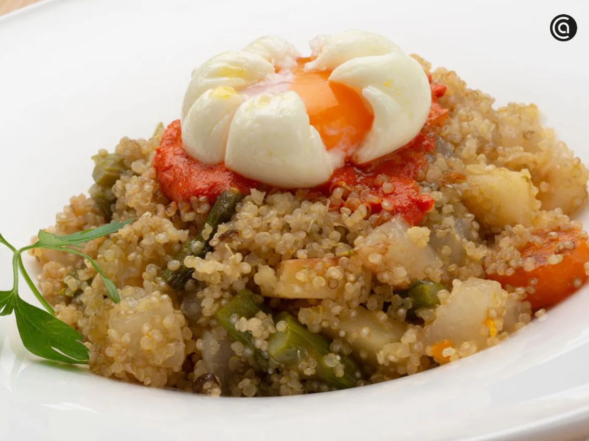 La quinoa, combinada con verduras, es una forma sencilla de sumar fibra a platos completos y saciantes.