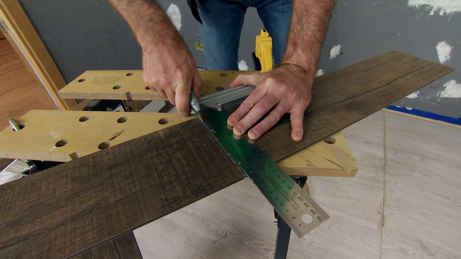 Revestimiento plástico de pared paso 7 Revestimiento plástico de pared paso 7
