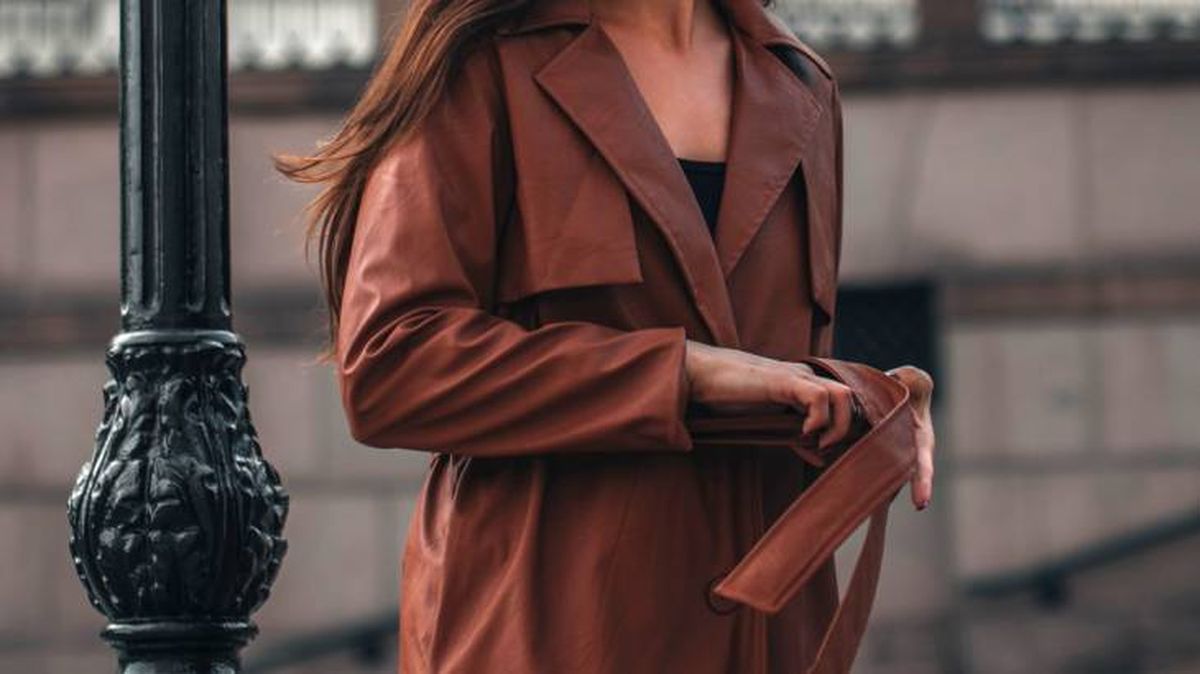 gabardina de cuero marron