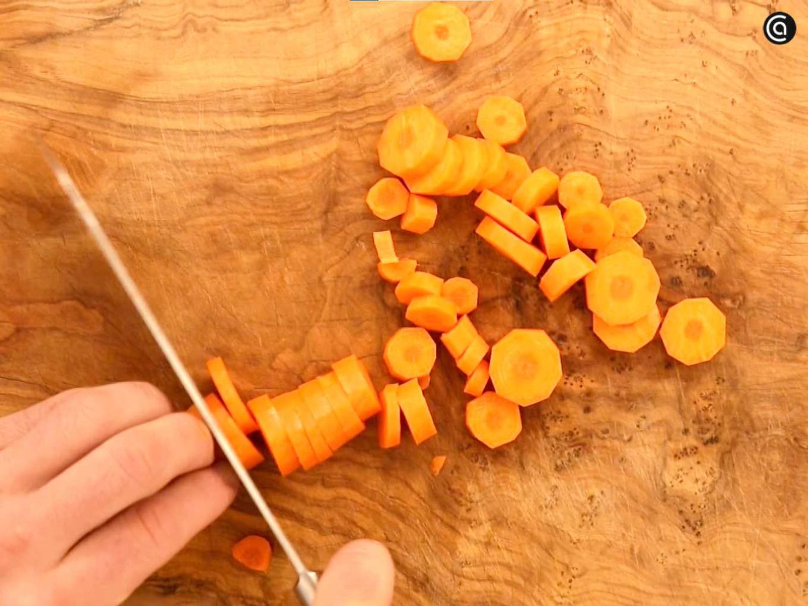 Cortar las zanahorias en rodajas