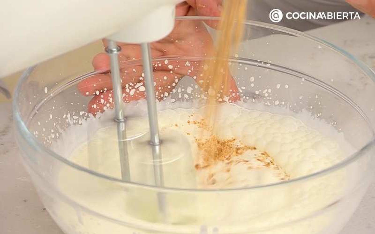 Monta la nata y añade el praliné