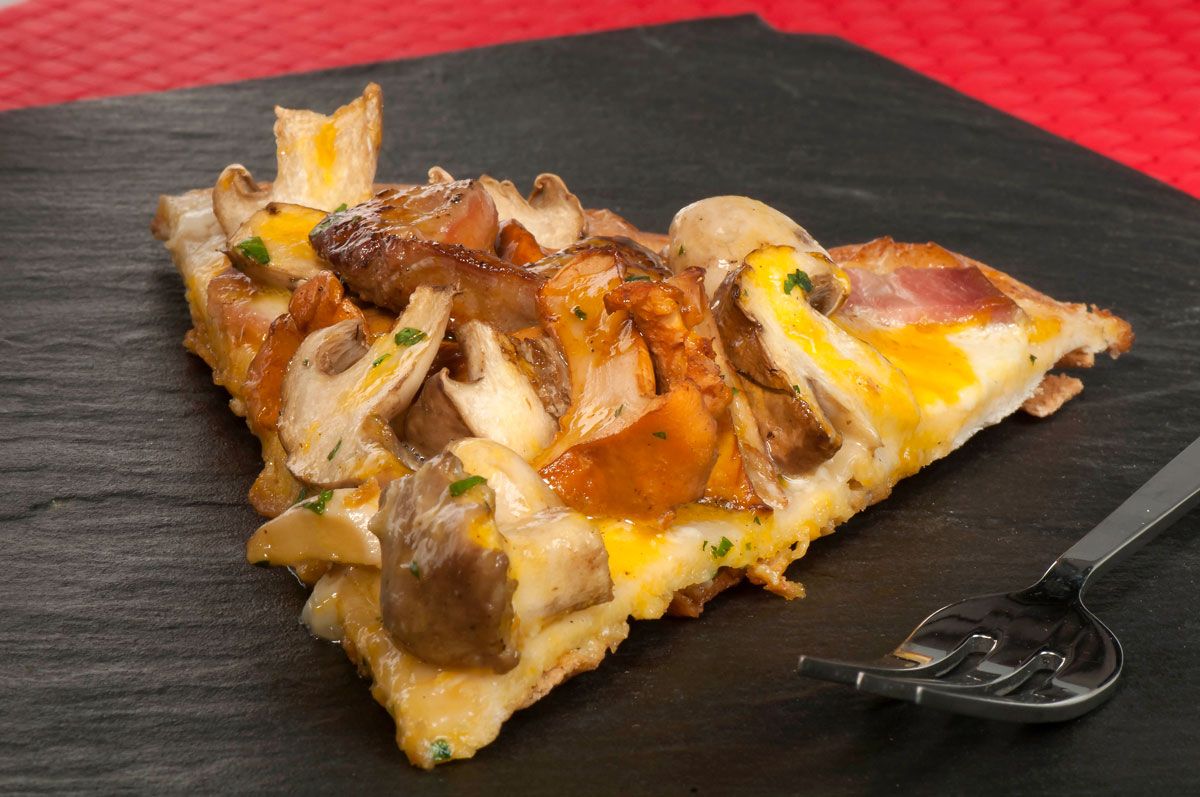 1476 Pizza de setas, foie y yema (660) xl