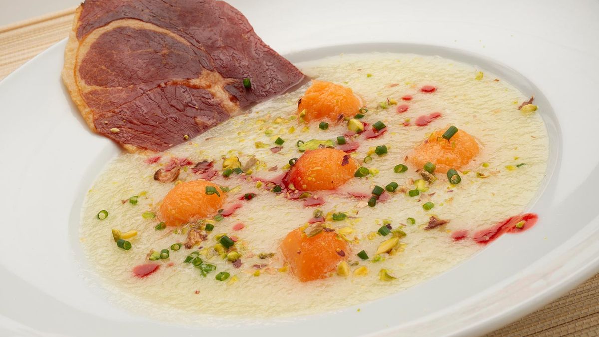 Sopa fría de melón con salsa de frambuesas y jamón crujiente por Karlos Arguiñano