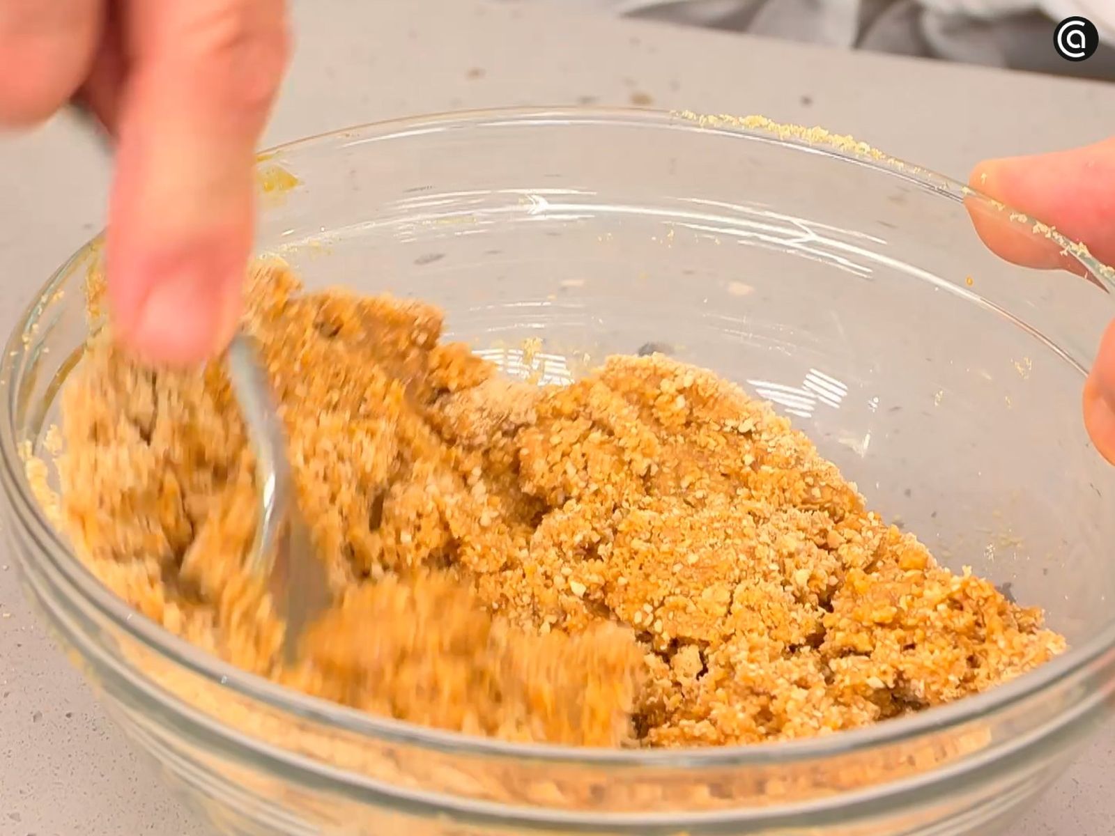 Tritura finamente las galletas y únelas al dulce de leche