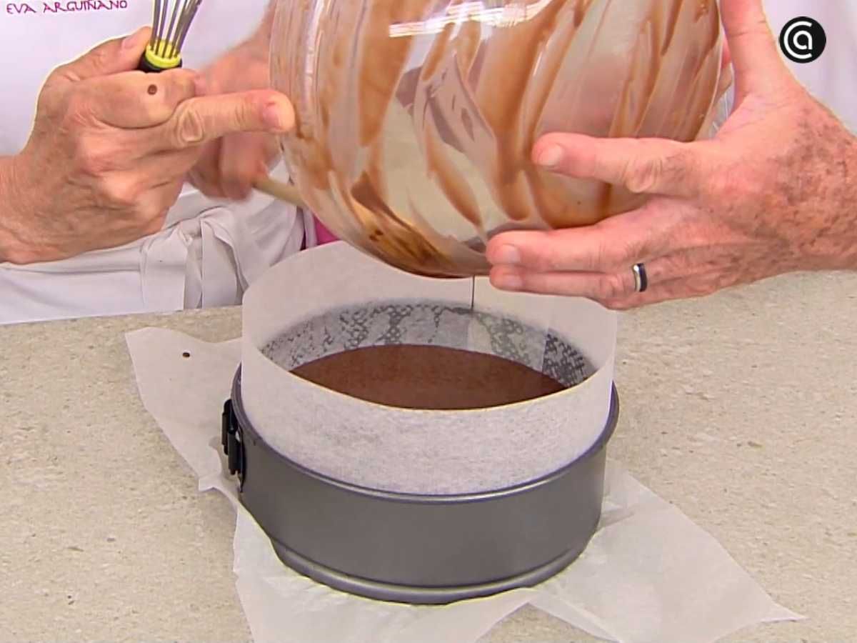 Hornea el bizcocho de cacao