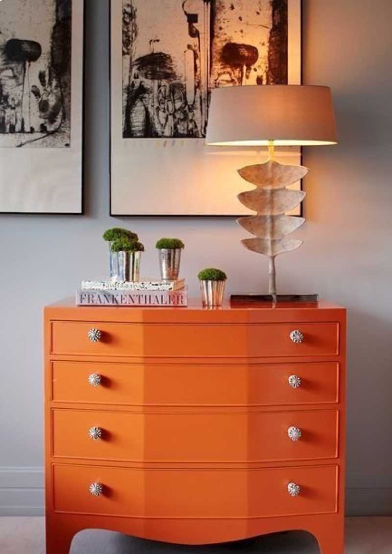 Cómoda naranja pintada con pintura a la tiza. Cómoda naranja pintada con pintura a la tiza.