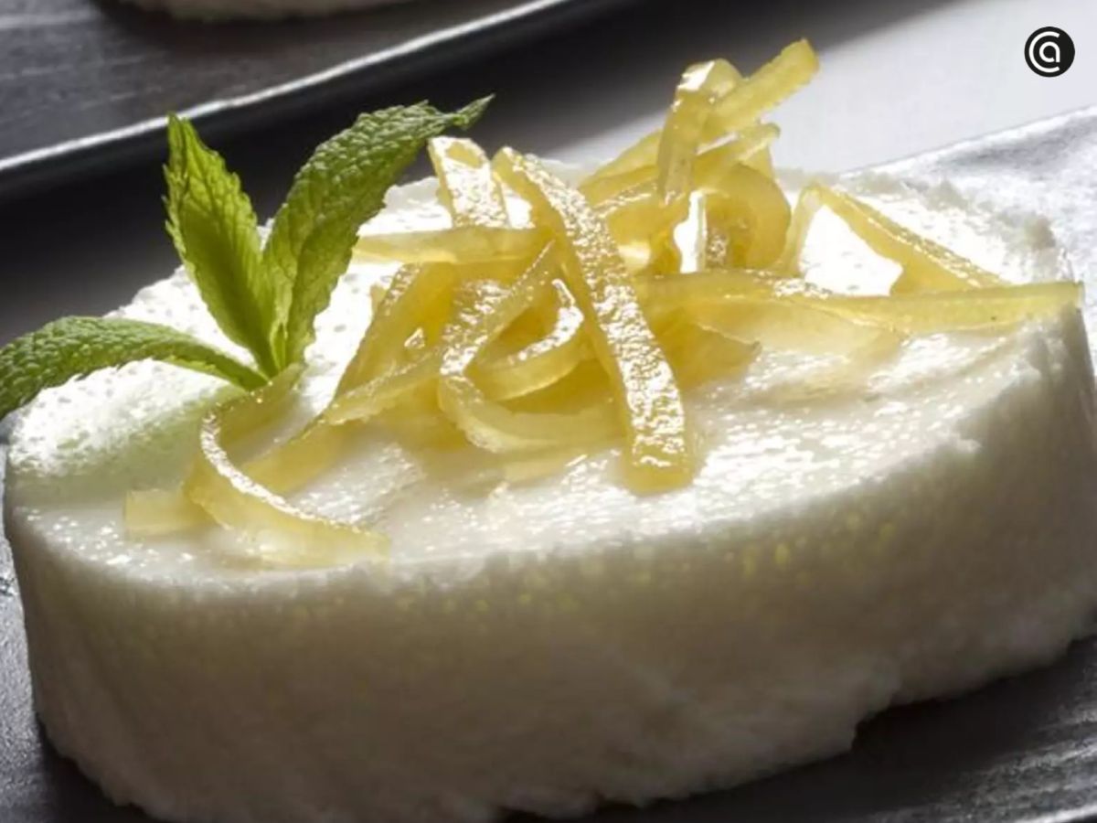 Una mousse de limón fresca, ligera y lista sin horno.