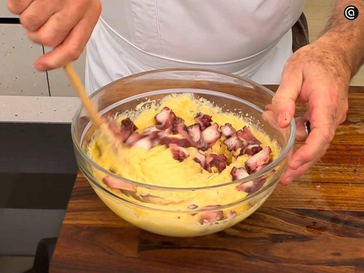 Trocea el pulpo, agrégalo a la masa y mezcla suavemente