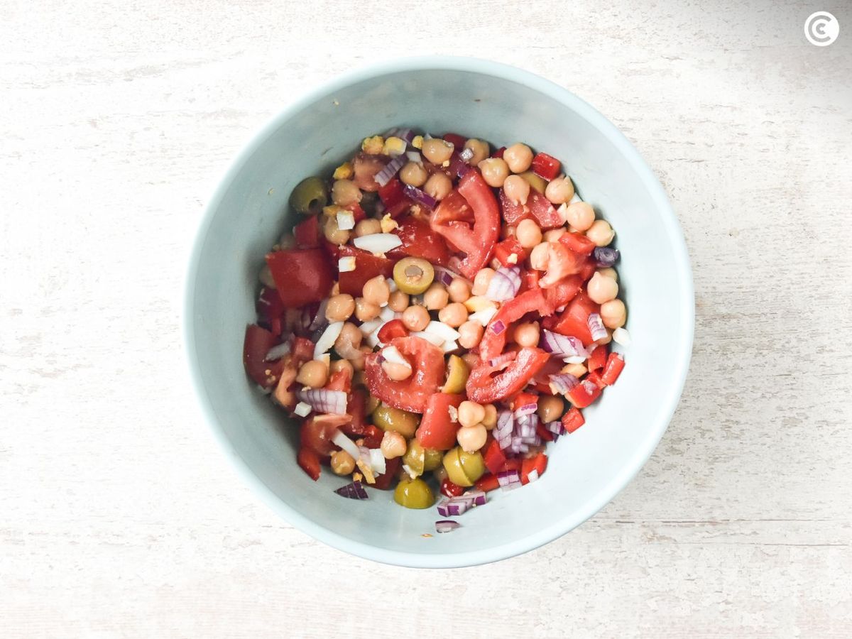 Cómo hacer la ensalada de garbanzos mediterránea