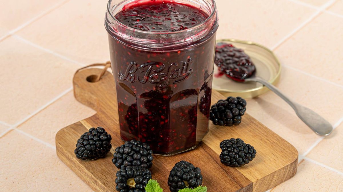 Con solo tres ingredientes puedes preparar una mermelada de moras casera y brillante