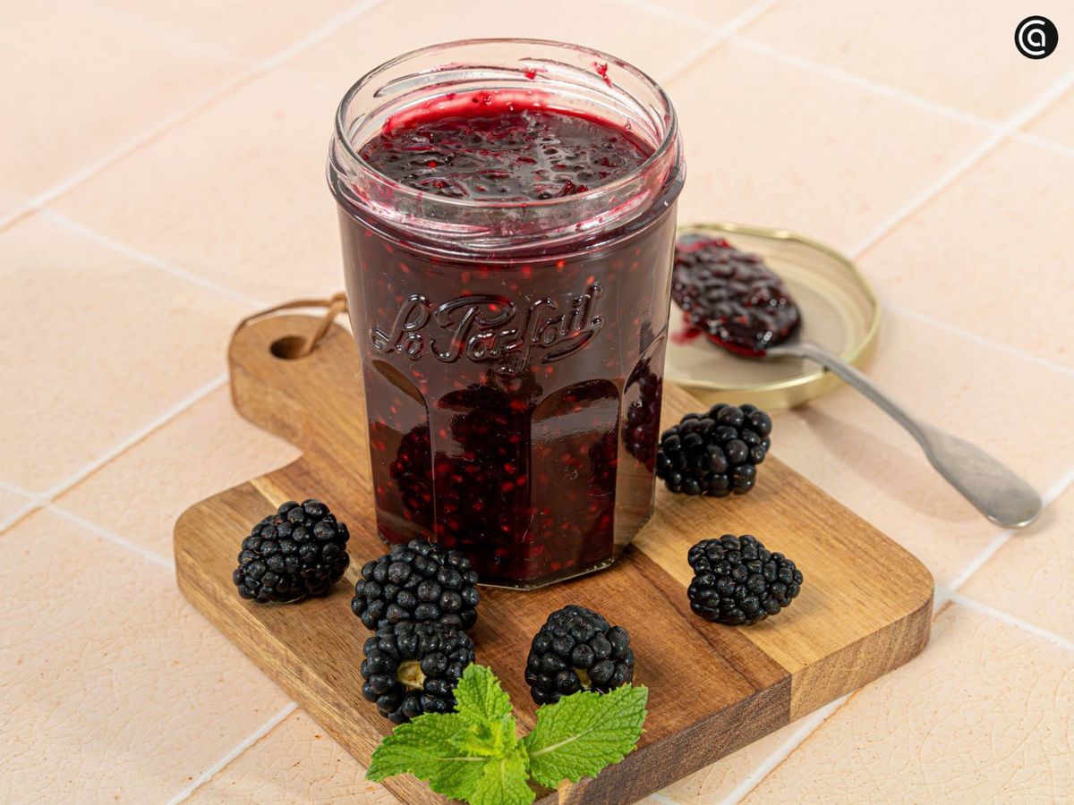 Con solo tres ingredientes puedes preparar una mermelada de moras casera y brillante