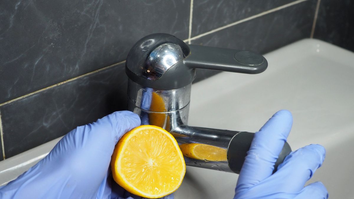 Limpiar con limón aporta también mucho olor a fresco