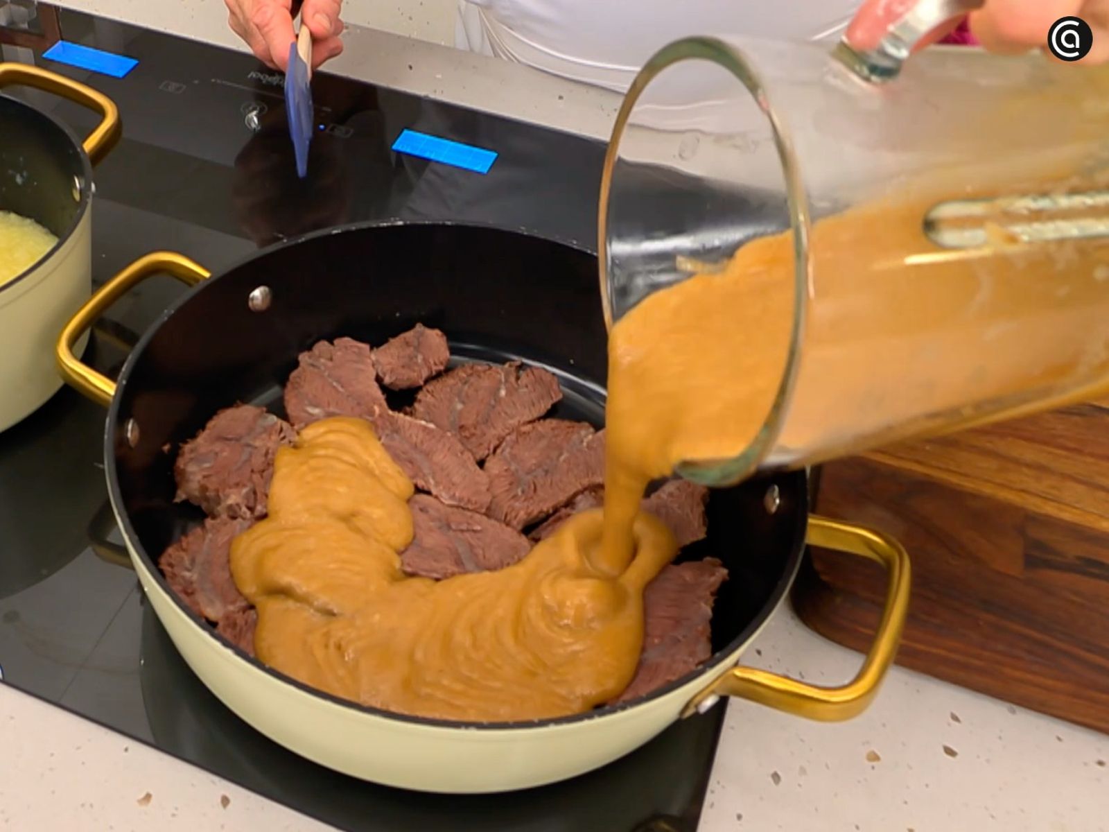 Pasa las hortalizas por la batidora, cubre las carrilleras con la salsa y cocina unos minutos más