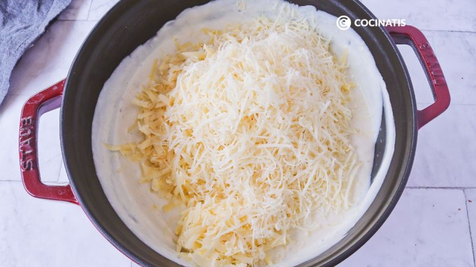 Agregamos el queso rallado a la bechamel
