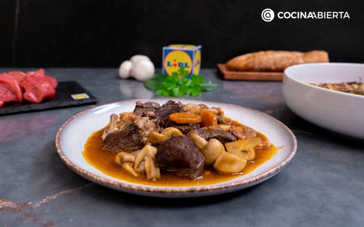 Incorpora los champiñones, mezcla y sirve el boeuf bourguignon