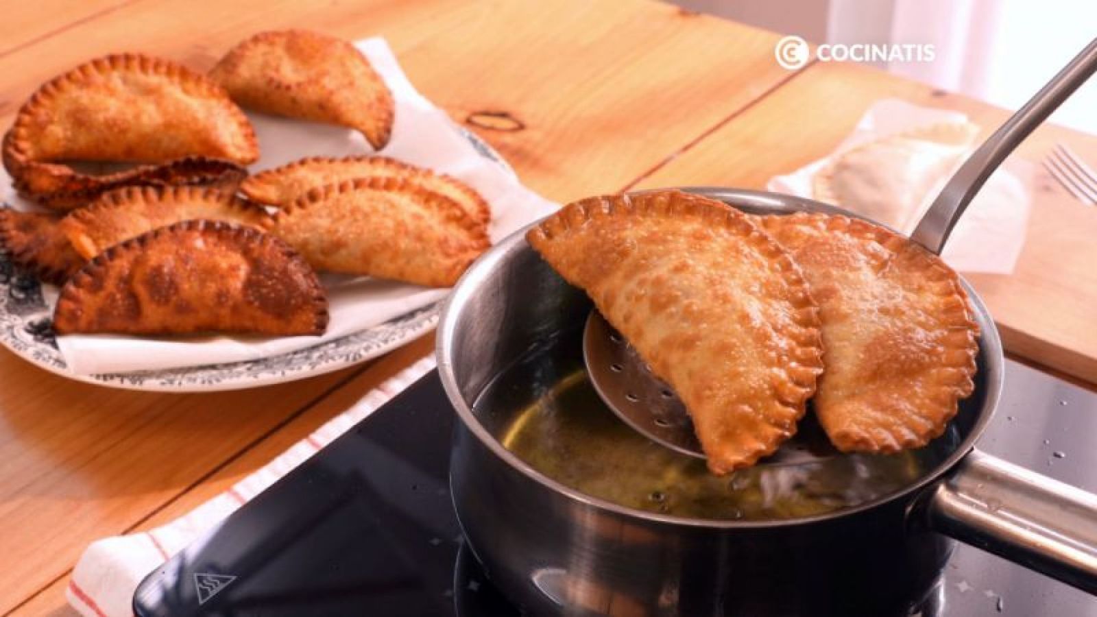 Freímos las empanadillas de atún Freímos las empanadillas de atún