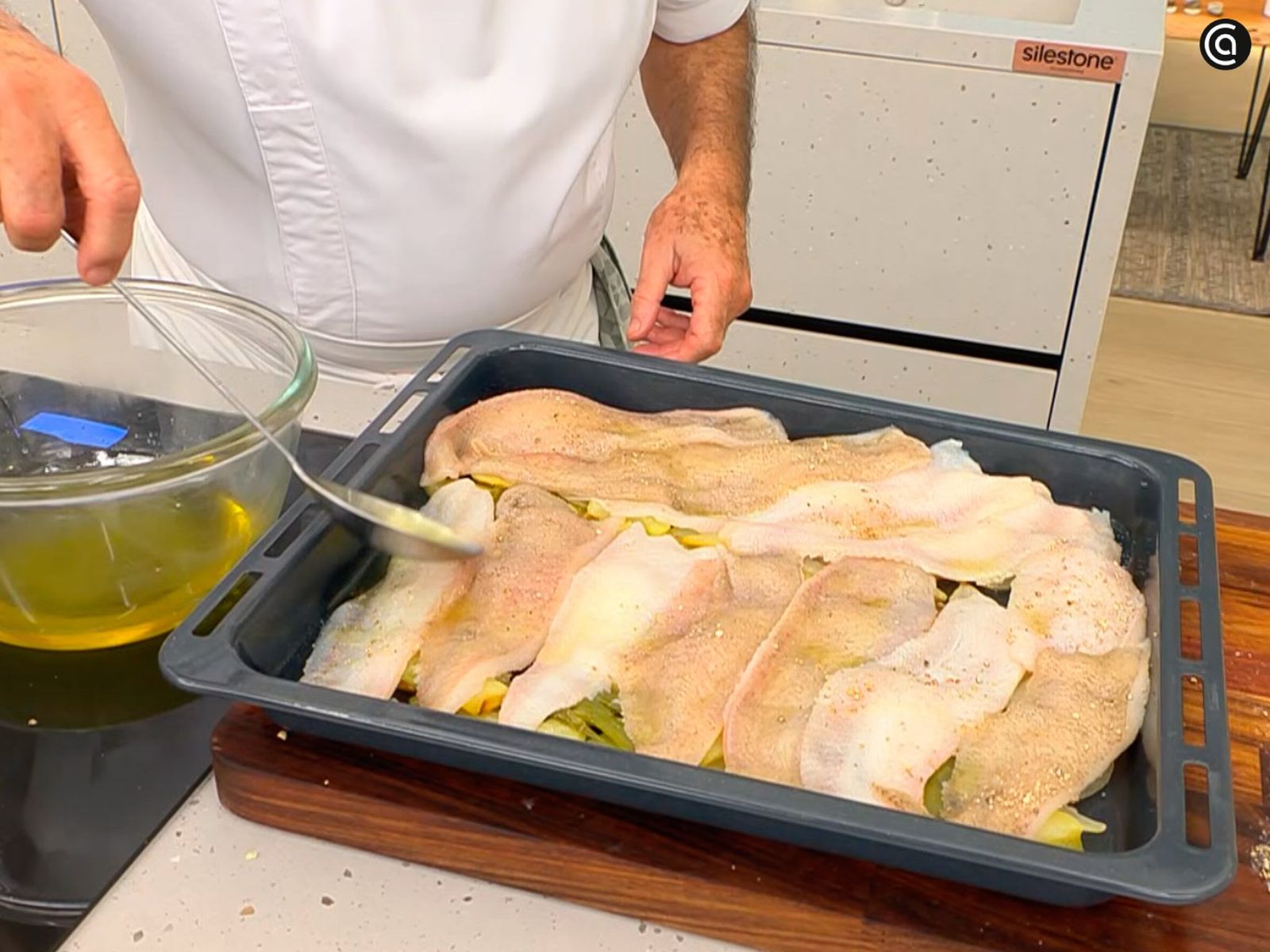 Coloca los filetes de gallo encima de las patatas Coloca los filetes de gallo encima de las patatas