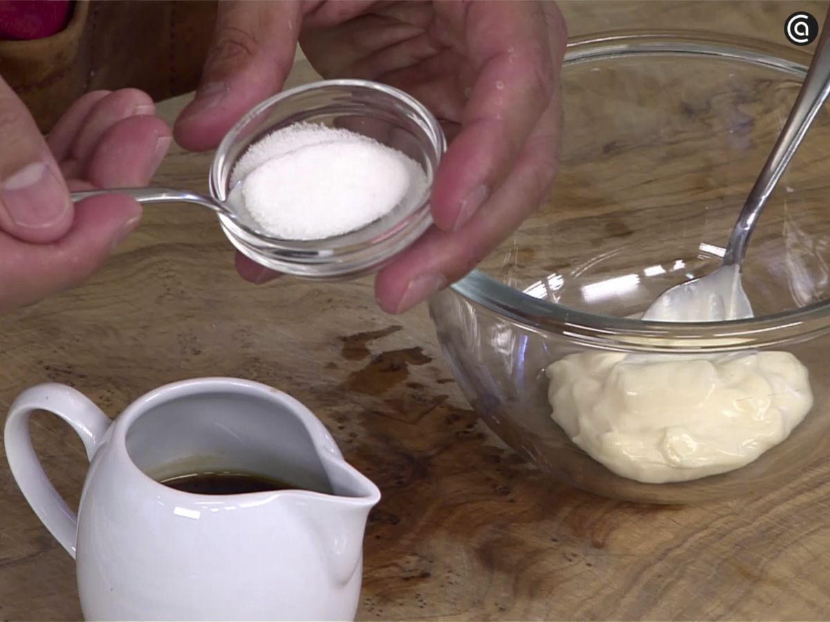 Agrega un poco de azúcar al café y prepara la salsa de soja y café