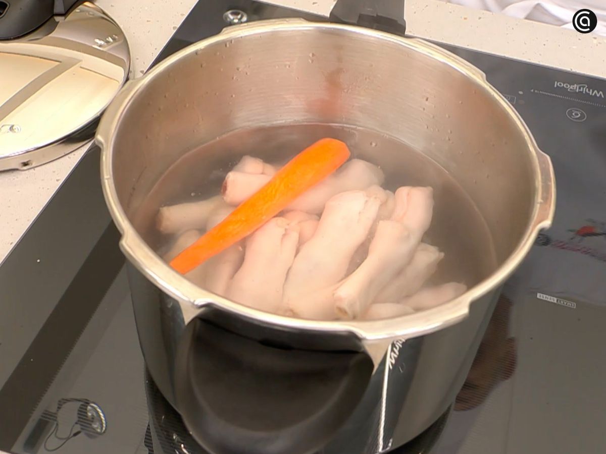 Cocina en la olla rápida las manitas de cordero con zanahoria