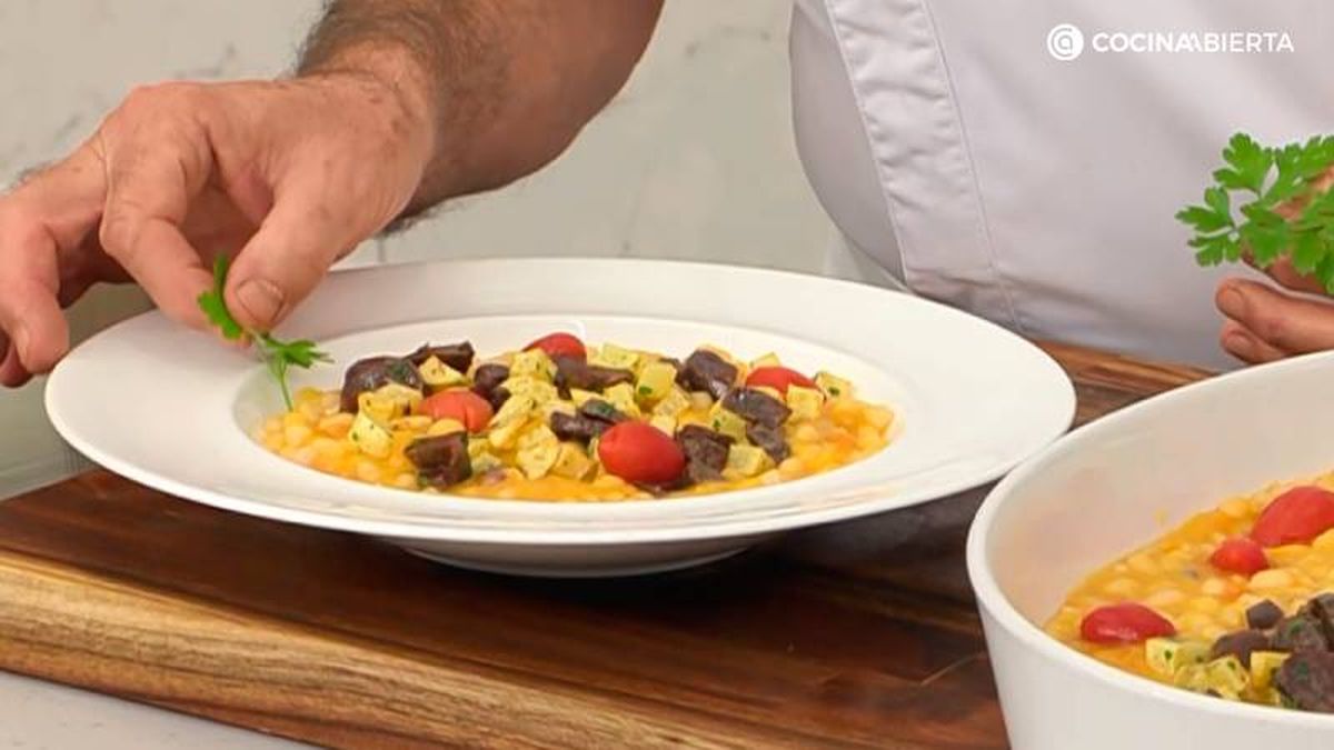 Sirve las alubias blancas con mollejas de pato, patatas y tomates cherry