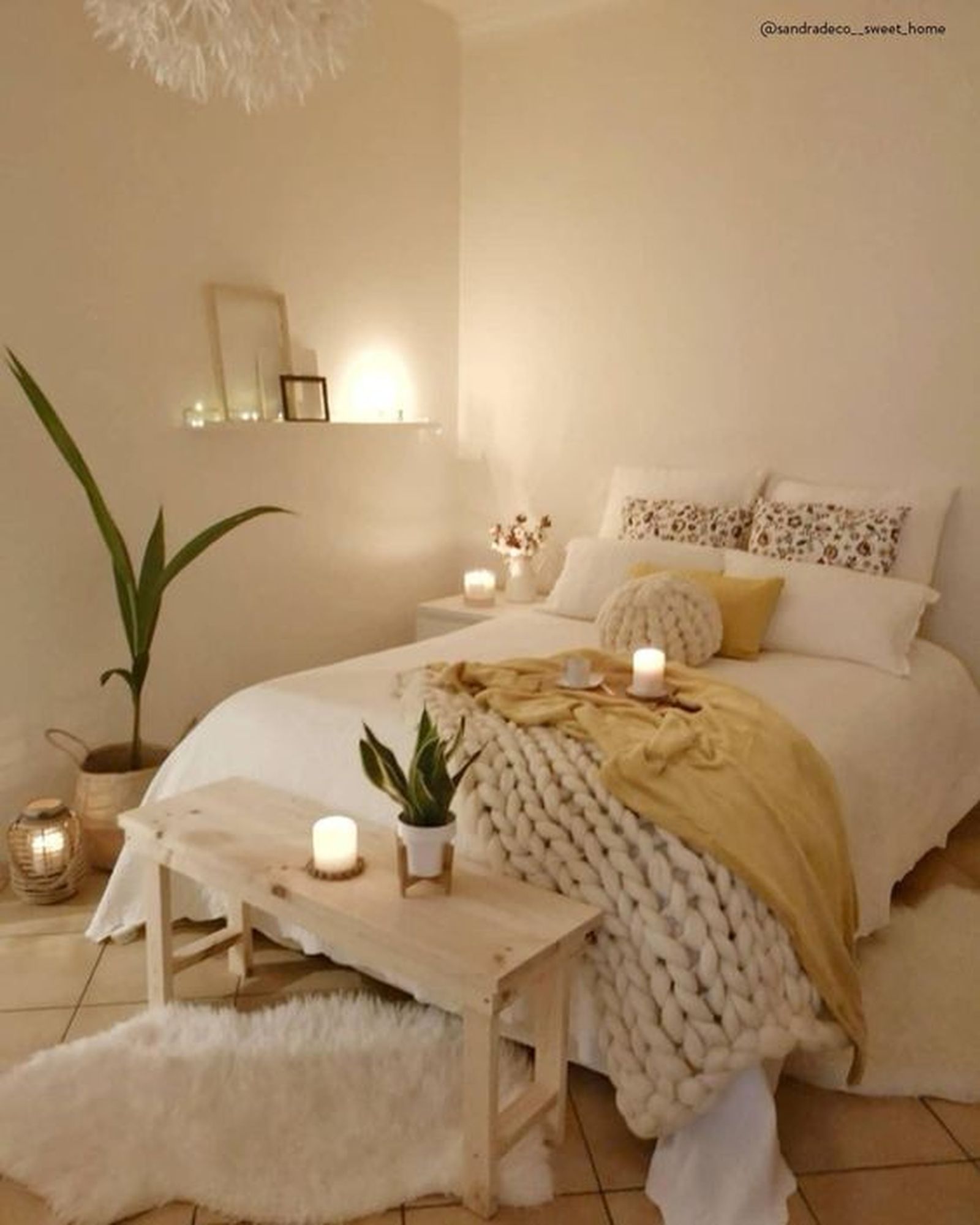 cama con cojines un cojin redondo