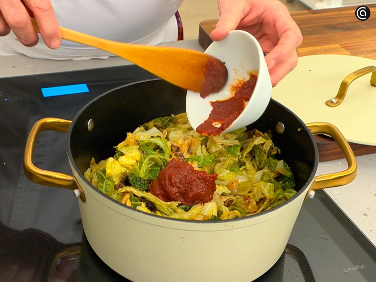 Incorpora la pasta de tomate y cocina a fuego suave