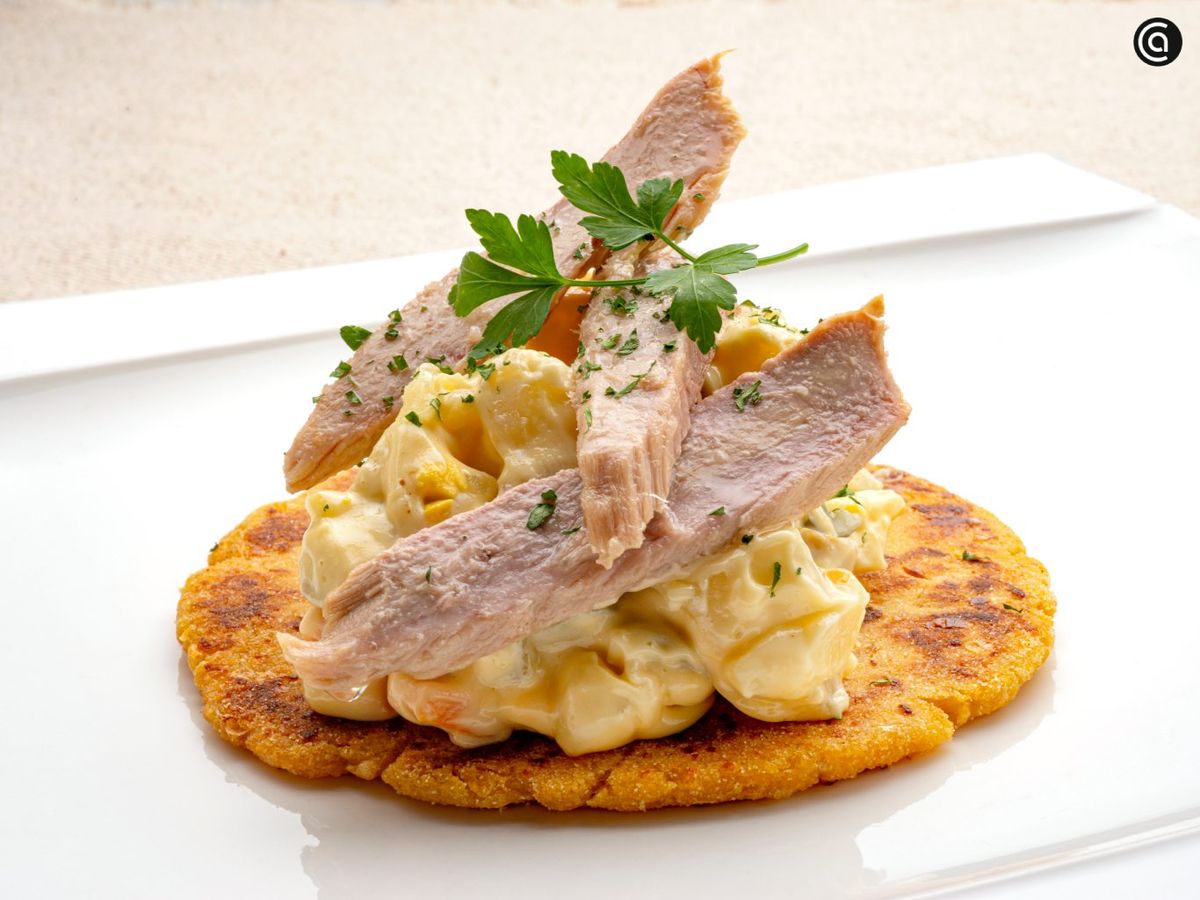 Arepas de maíz caseras con ensaladilla rusa, receta de Joseba Arguiñano