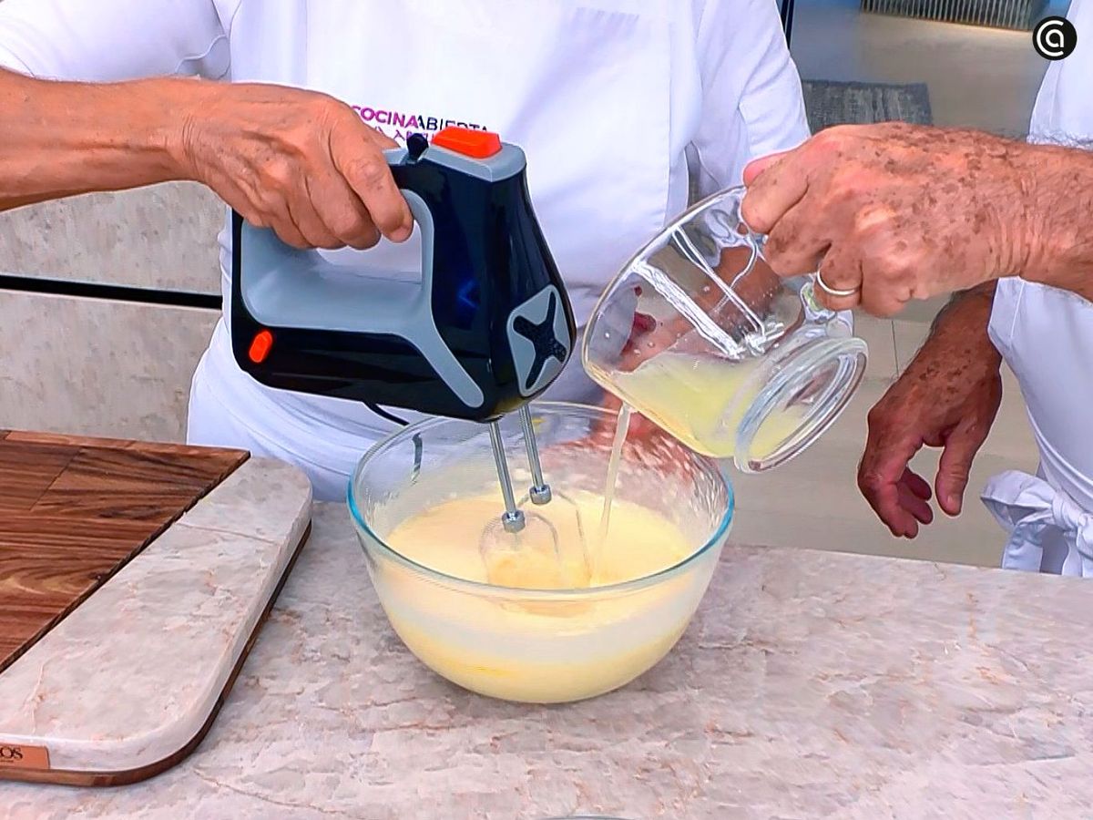Prepara la masa del bizcocho para el pastel de limón glaseado