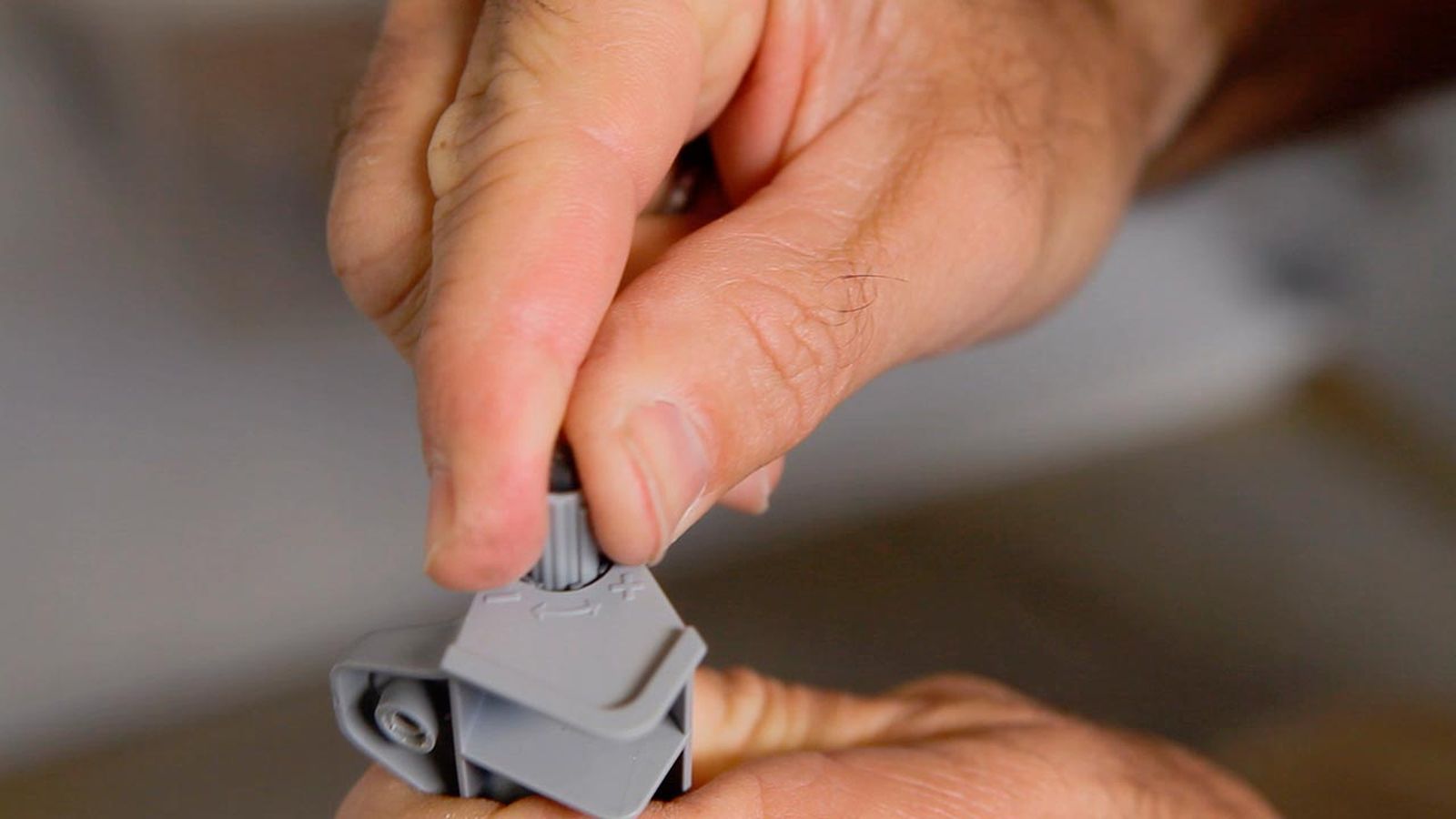 Frenos para puertas de armario paso 1 Frenos para puertas de armario paso 1