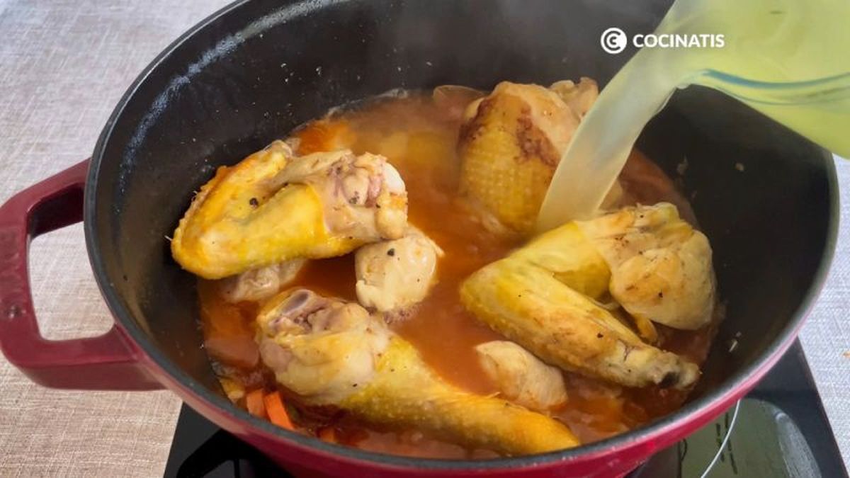 Caldo de pollo para guisar el pollo en salsa