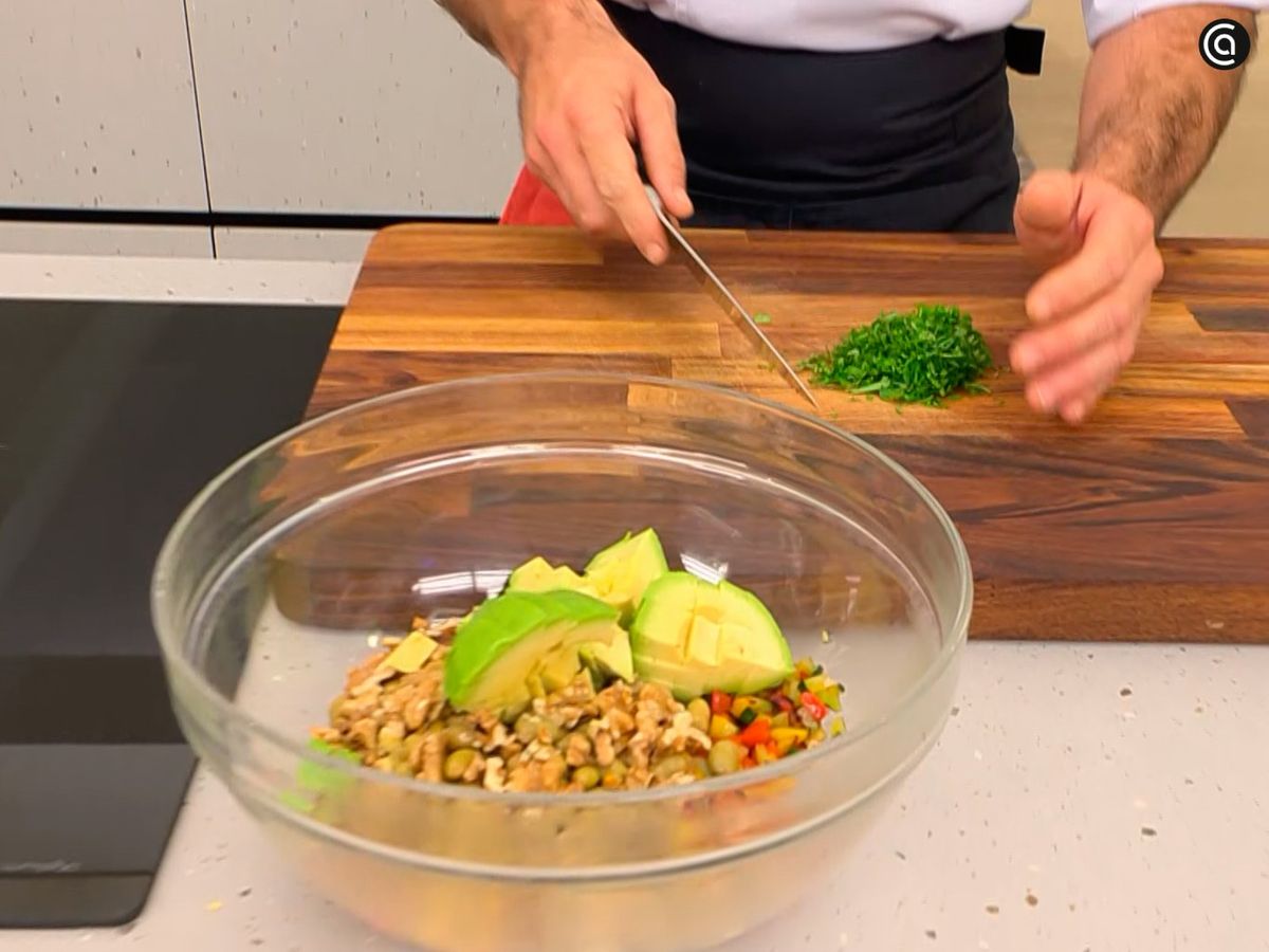 Incorpora al bol las verduras, aguacate, nueces, edamame y hojas de cilantro