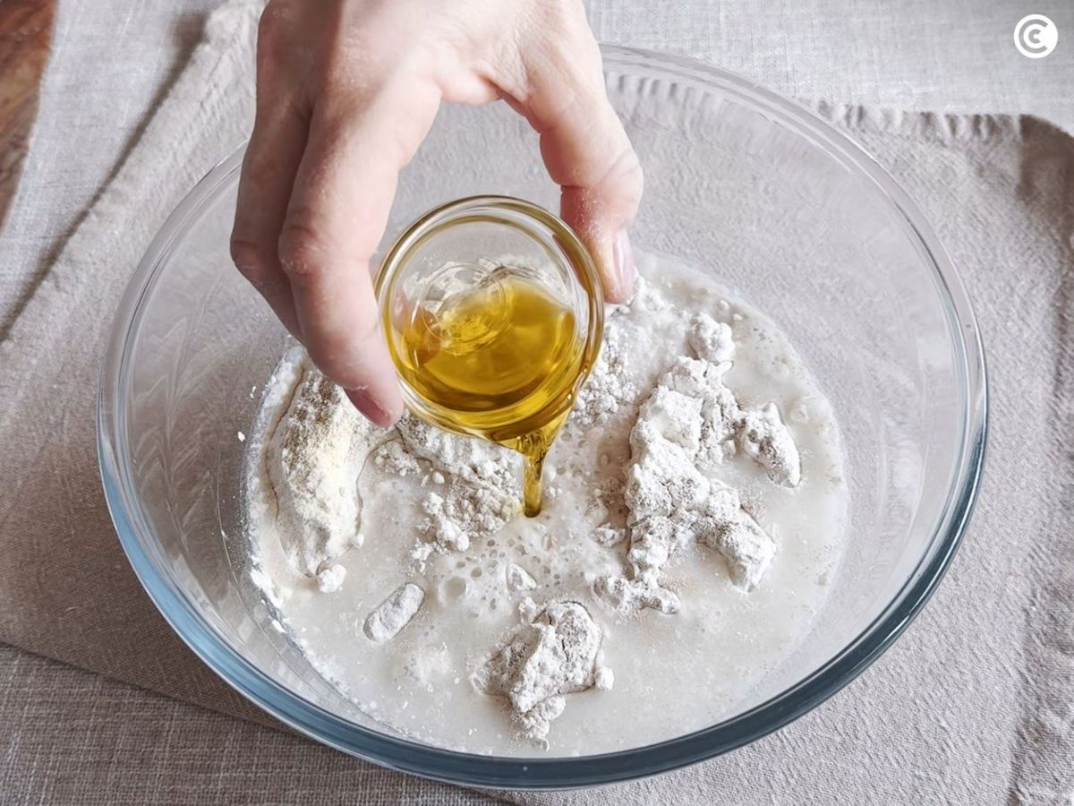 Agregar los ingredientes líquidos a la masa de pizza sin gluten