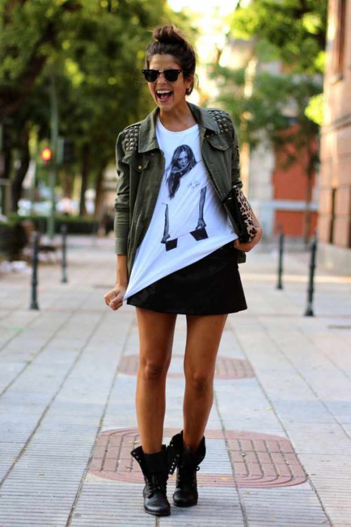 Botas militares con falda corta