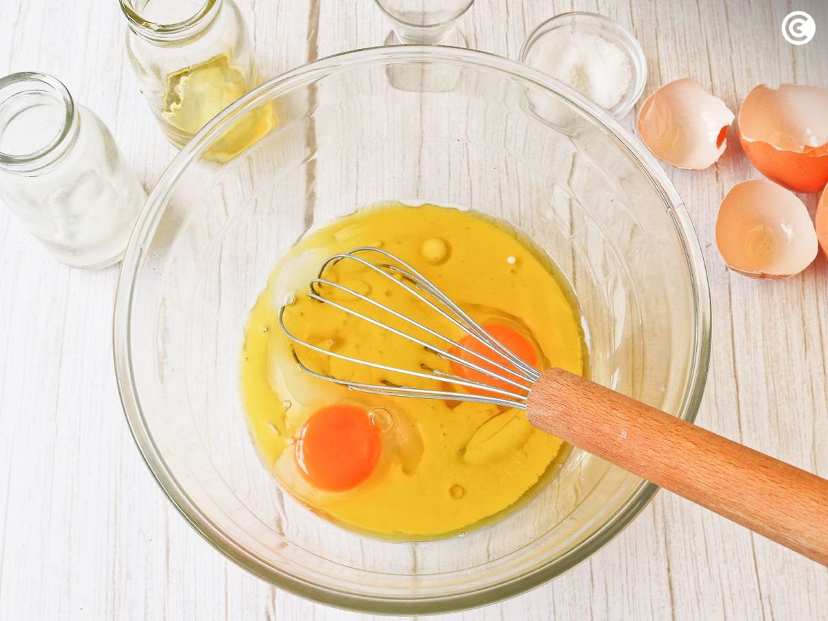 Mezclar los ingredientes líquidos de las rosquillas caseras de la abuela