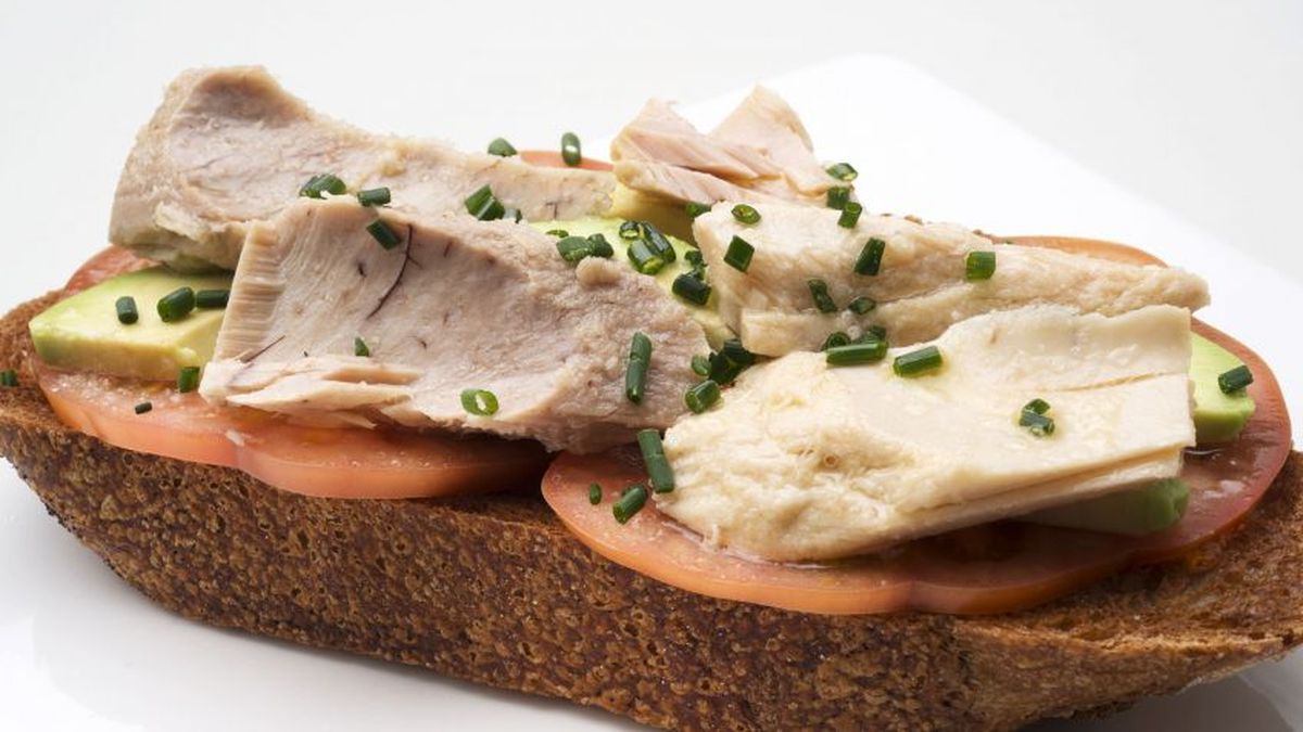 5969 2 tosta de tomate aguacate y bonito xl 848x477x80xX