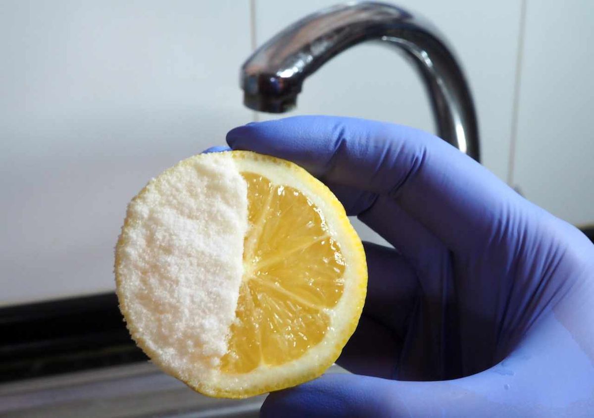 El limón elimina la cal y abrillanta el acero inoxidable