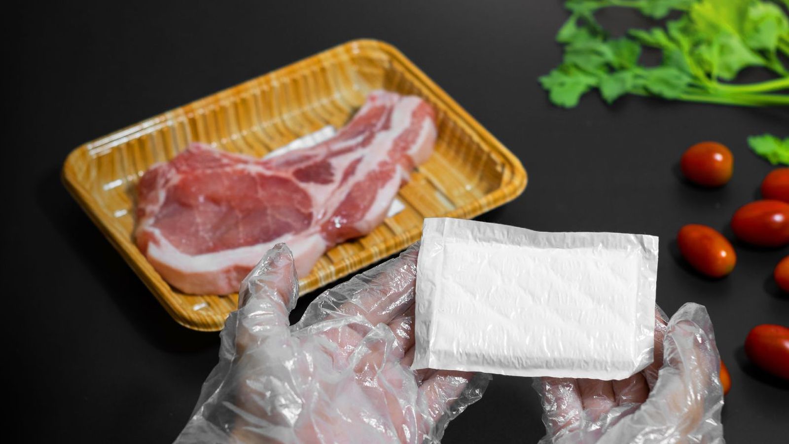 Almohadilla blanca de las bandejas de carne