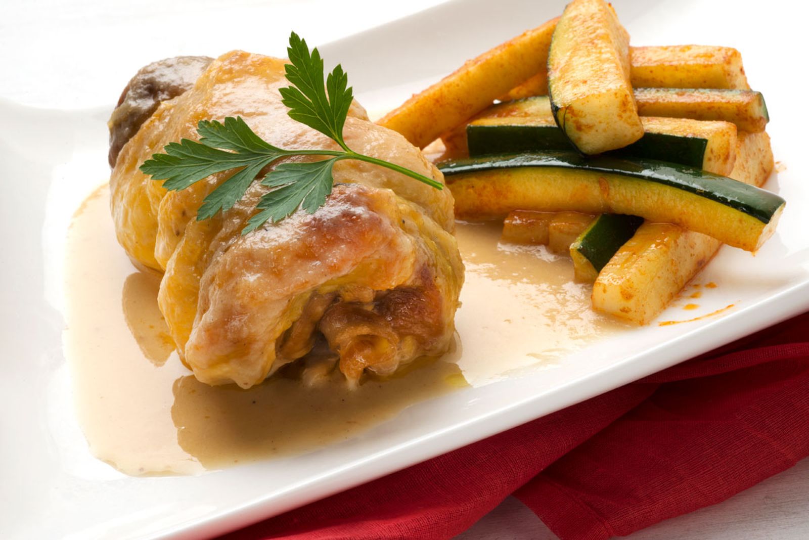 5241 Muslos de pollo rellenos con calabacín salteado (626) xl 5241 Muslos de pollo rellenos con calabacín salteado (626) xl
