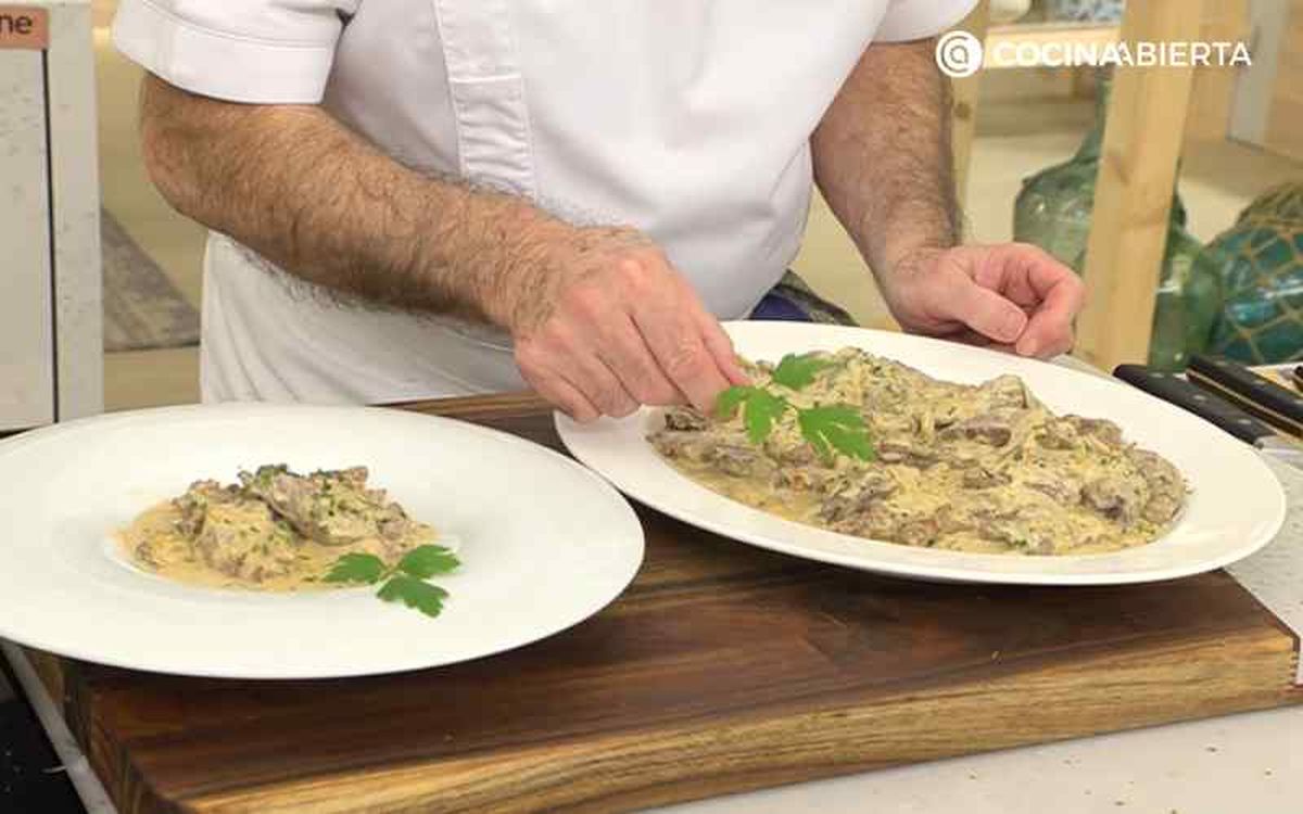 Decora con perejil el bocado de la reina Strogonoff